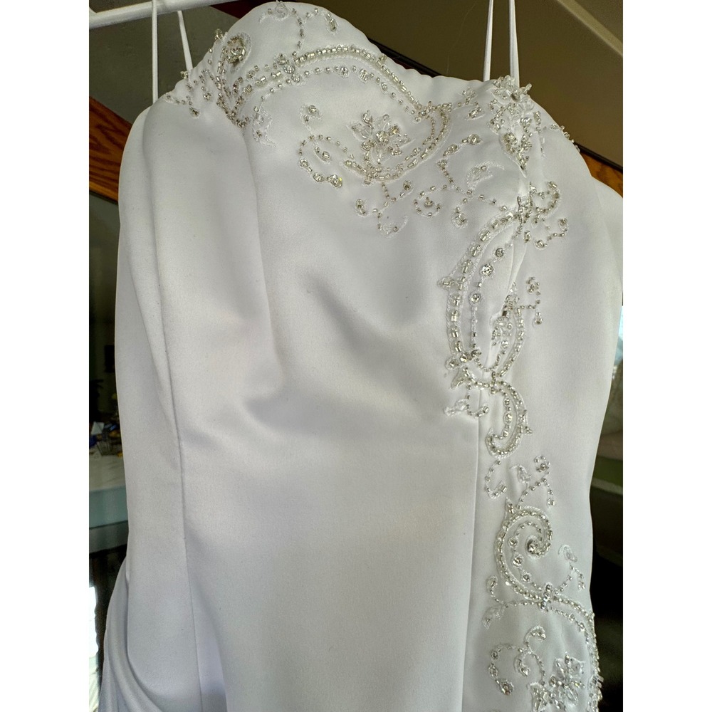 strapless satin white wedding gown from Essense of Australia with beading Size 8 - Picture 13 of 16